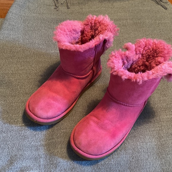 Pink Uggs size 6 - Picture 3 of 3